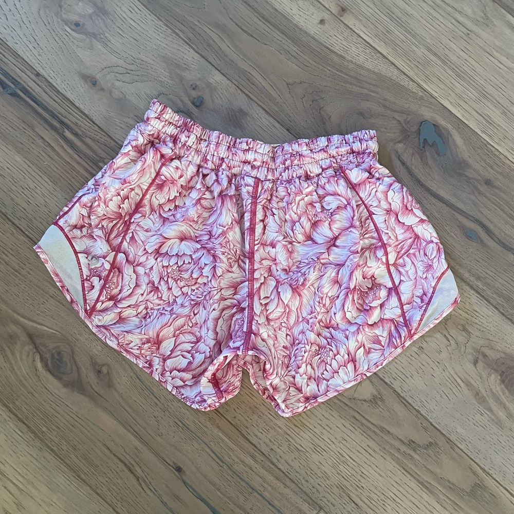 Lululemon hotty hot short sz 4 tall GUC